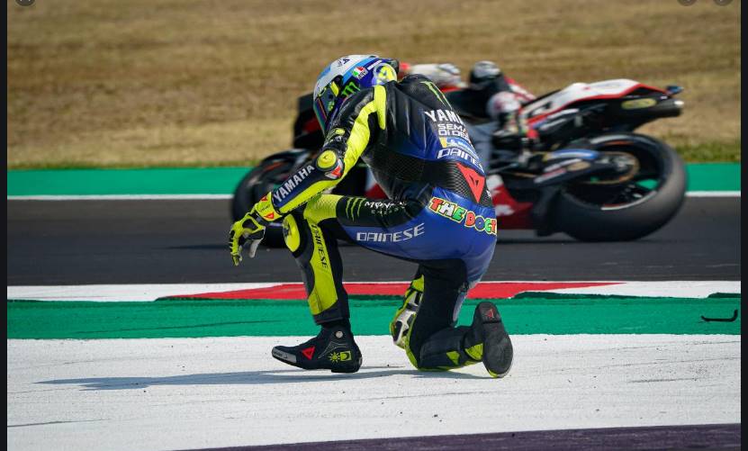 Rossi Sampai Bingung Dengan Masalah Pada Motor Yamaha Yang Masih Sama