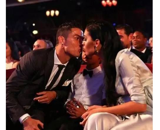 Eh Ronaldo Dan Georgina Ternyata Suka Ciuman Didepan Umum