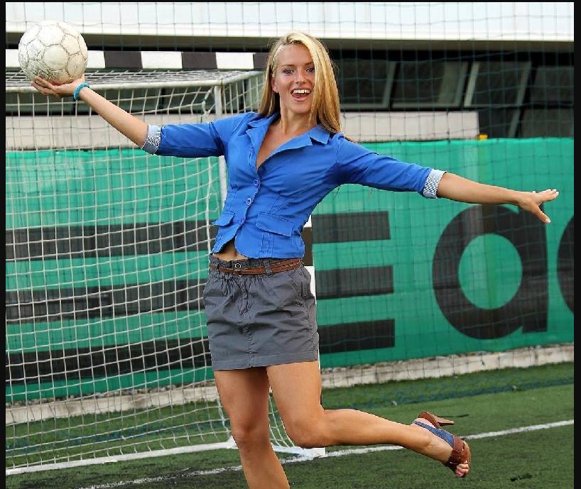 Jangan Salah Loh, Wanita Cantik Ini Ternyata Pelatih Sepak Bola Pria, Namanya Tihana Nemcic