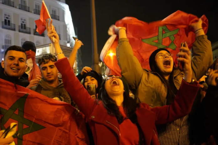Fans Maroko di tengah alun alun Puerta del Sol