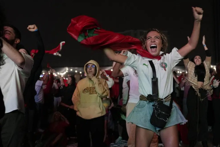 Penggemar Maroko merayakan setelah tim mereka mencetak gol pertama selama pertandingan sepak bola perempat final Piala Dunia antara Portugal dan Maroko