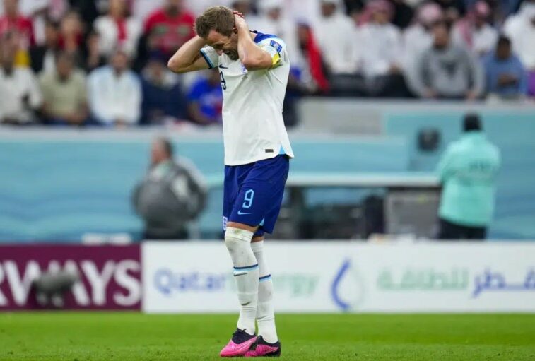 Harry Kane dari Inggris bereaksi setelah gagal mengeksekusi penalti selama pertandingan sepak bola perempat final Piala Dunia antara Inggris dan Prancis, di Stadion Al Bayt di Al Khor, Qatar,