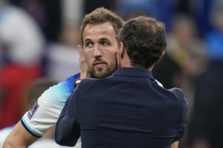 Harry Kane dari Inggris dihibur oleh manajer Gareth Southgate setelah kalah 1-2 dari Prancis selama pertandingan sepak bola perempat final Piala Dunia (Abbie Parr)
