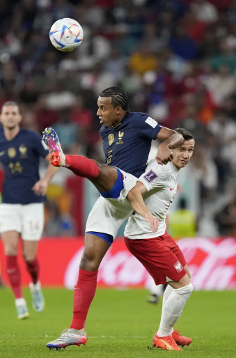 Kounde Lepas Kalung Emasnya Selama Piala Dunia