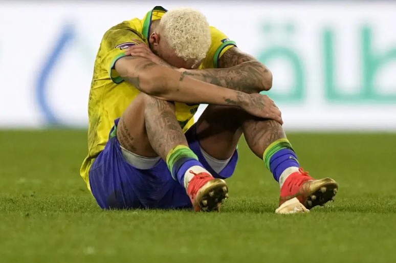 Reaksi Neymar Brasil setelah adu penalti pada pertandingan sepak bola perempat final Piala Dunia antara Kroasia dan Brasil, di Stadion Education City di Al Rayyan