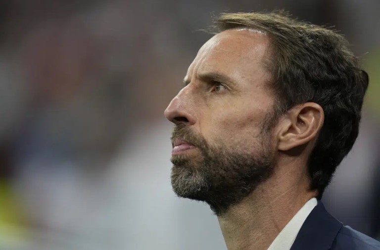 Pelatih kepala Inggris Gareth Southgate berdiri selama lagu kebangsaannya sebelum pertandingan sepak bola perempat final Piala Dunia antara Inggris dan Prancis (Abbie Parr)
