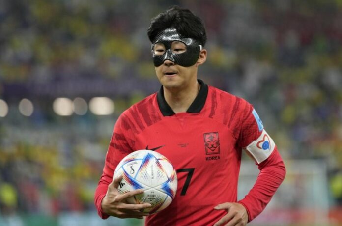 Pemain Korea Selatan Son Heung-min membawa bola pada pertandingan babak ke16 Piala Dunia
