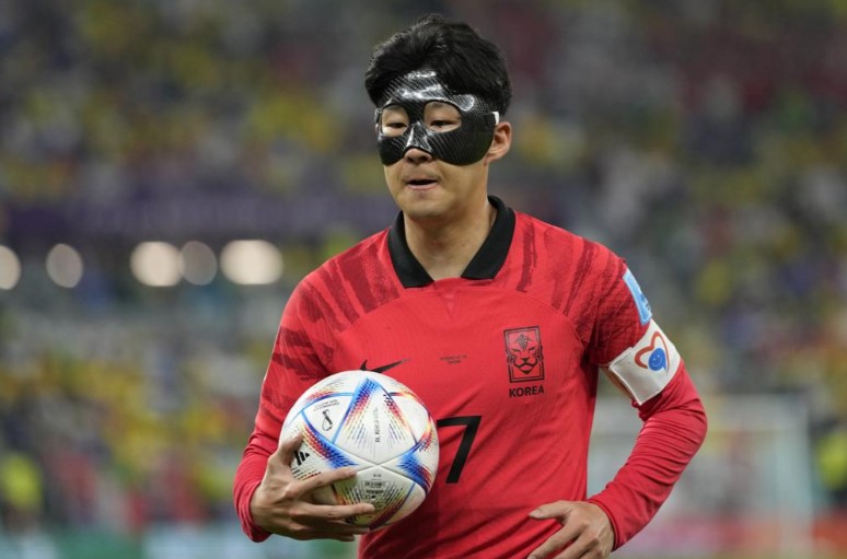 Pemain Korea Selatan Son Heung-min membawa bola pada pertandingan babak ke16 Piala Dunia