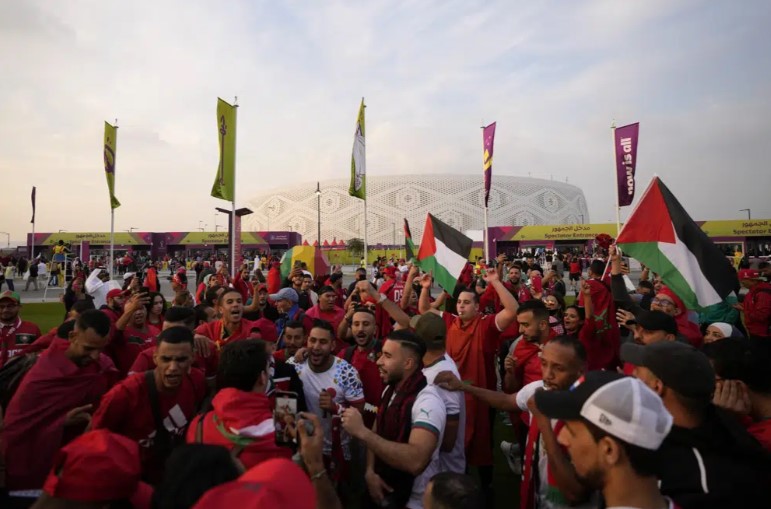 Pendukung Maroko tiba menjelang pertandingan sepak bola perempat final Piala Dunia antara Maroko dan Portugal, di Stadion Al Thumama di Doha, Qatar, Sabtu, 10 Desember 2022. (Jorge Saenz)