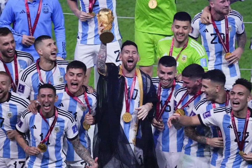 Lionel Messi dari Argentina mengangkat trofi saat ia merayakan dengan timnya pada akhir pertandingan sepak bola final Piala Dunia antara Argentina dan Prancis di Stadion Lusail di Lusail, Qatar, Minggu, 18 Desember 2022. Argentina menang 4-2 di adu penalti setelah pertandingan berakhir imbang 3-3. (Hasan Ammar)