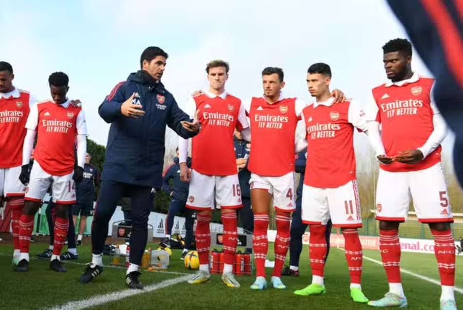 Pelatih Arsenal Mikel Arteta berdiskusi dengan pemain Arsenal