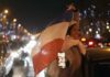 Para pendukung Prancis bereaksi di jalan Champs Elysees pada akhir pertandingan sepak bola semifinal Piala Dunia antara Prancis dan Maroko, di Paris, Rabu, 14 Desember 2022. (Thibault Camus)