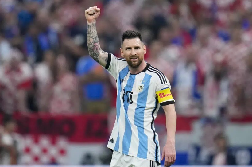 Pemain Argentina Lionel Messi merayakan gol pembuka dari titik penalti pada pertandingan sepak bola semifinal Piala Dunia antara Argentina dan Kroasia di Stadion Lusail di Lusail