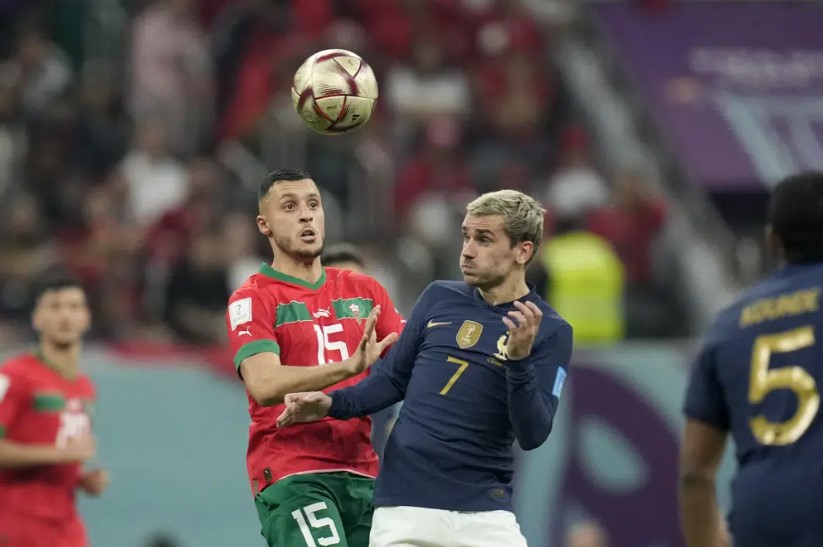 Antoine Griezmann dari Prancis, kanan, berebut bola dengan Selim Amallah dari Maroko selama pertandingan sepak bola semifinal Piala Dunia antara Prancis dan Maroko di Stadion Al Bayt di Al Khor, Qatar, Rabu, 14 Desember 2022. (Christophe Ena)
