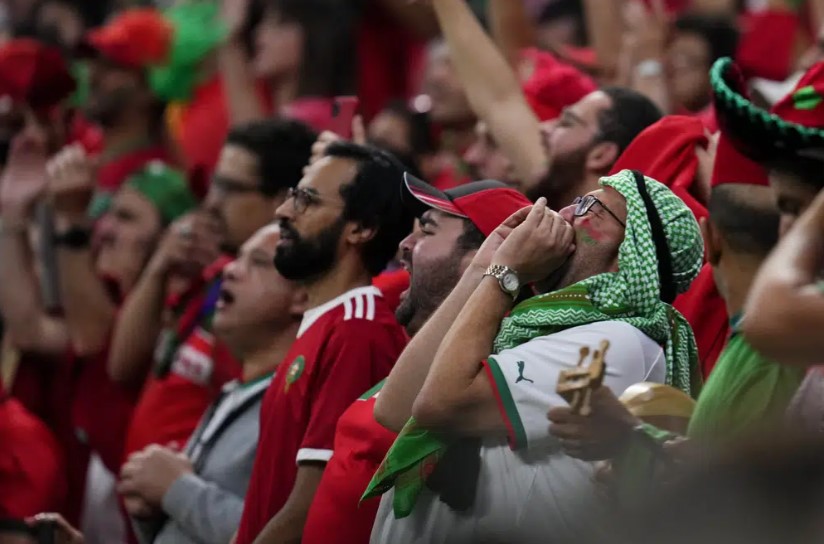 Fans Maroko menyanyikan lagu kebangsaan sebelum pertandingan sepak bola semifinal Piala Dunia antara Prancis dan Maroko di Stadion Al Bayt di Al Khor, Qatar, Rabu, 14 Desember 2022. (Natacha Pisarenko)