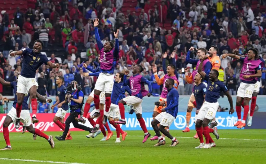 Para pemain Prancis merayakannya di akhir pertandingan sepak bola semifinal Piala Dunia antara Prancis dan Maroko di Stadion Al Bayt di Al Khor, Qatar, Rabu, 14 Desember 2022. Prancis menang 2-0 dan akan melawan Argentina di final hari Minggu. (Manu Fernandes)