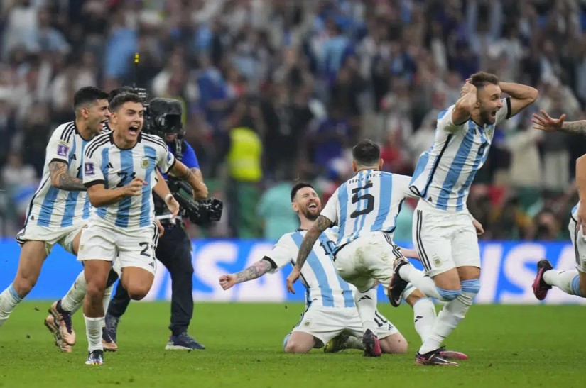 Para pemain Argentina merayakan kemenangan adu penalti dalam pertandingan sepak bola final Piala Dunia antara Argentina dan Prancis di Stadion Lusail di Lusail, Qatar, Minggu, 18 Desember 2022. (Petr David Josek)