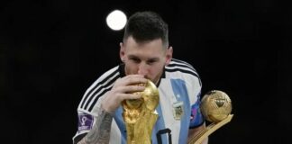 Lionel Messi mencium trofi Argentina usai memenangkan pertandingan sepak bola final Piala Dunia antara Argentina dan Prancis di Stadion Lusail di Lusail, Qatar, Minggu, 18 Desember 2022. Argentina menang 4-2 dalam adu penalti setelah pertandingan berakhir seri 3-3. (Martin Meisner)