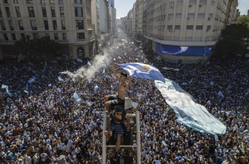 Penggemar sepak bola Argentina turun ke Obelisk ibu kota untuk merayakan kemenangan tim mereka di Piala Dunia atas Prancis, di Buenos Aires, Argentina, Minggu, 18 Desember 2022. (Rodrigo Abd)