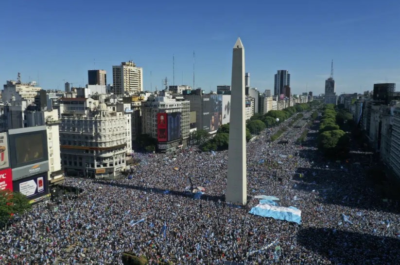 Penggemar sepak bola Argentina merayakan kemenangan tim mereka di Piala Dunia atas Prancis di Buenos Aires, Argentina, Minggu, 18 Desember 2022. (Gustavo Garello)
