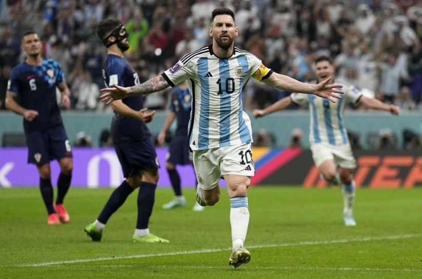 Lionel Messi dari Argentina merayakan setelah mencetak gol pertama timnya selama pertandingan sepak bola semifinal Piala Dunia antara Argentina dan Kroasia di Stadion Lusail di Lusail, Qatar, Selasa, 13 Desember 2022. (Martin Meissner)