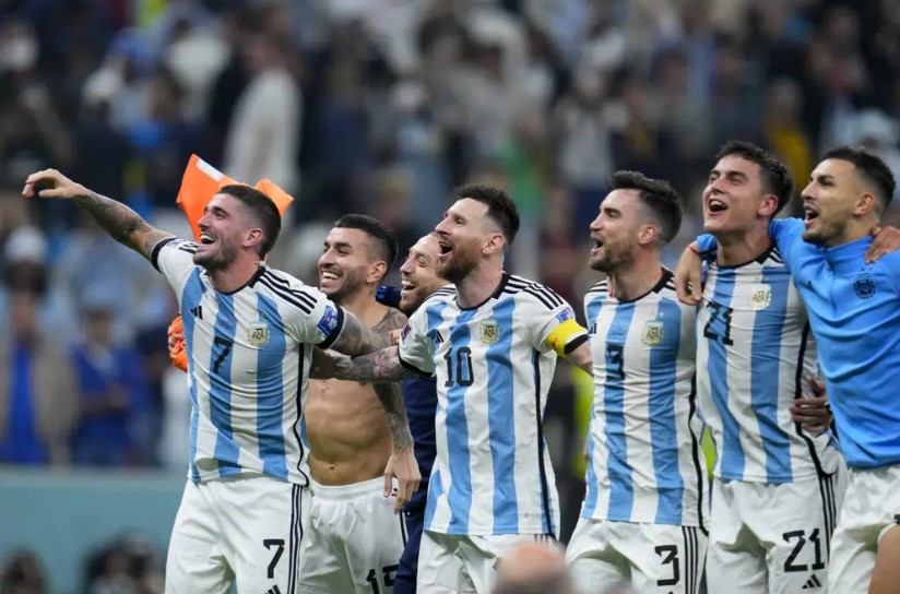 Pemain Argentina Lionel Messi (10) dan rekan satu timnya merayakan setelah mengalahkan Kroasia 3-0 dalam pertandingan sepak bola semifinal Piala Dunia di Stadion Lusail di Lusail, Qatar, Selasa, 13 Desember 2022. (Natacha Pisarenko)
