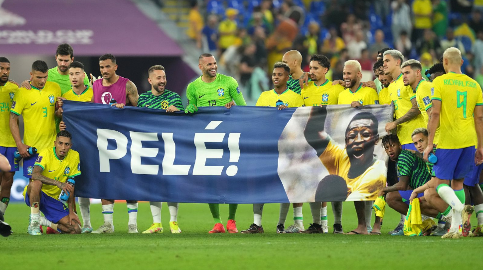 Para Pemain Bintang Brasil Bentangkan spanduk untuk penghormatan kepada Pemain legenda Pelé
