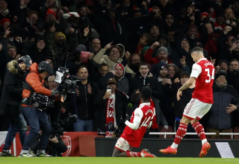 Eddie Nketiah dari Arsenal, tengah, merayakan setelah mencetak gol ketiga timnya selama pertandingan sepak bola Liga Premier Inggris antara Arsenal dan West Ham United di stadion Emirates di London, Senin, 26 Desember 2022. (David Cliff)