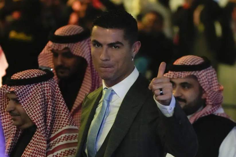 Cristiano Ronaldo bereaksi saat perkenalan resminya sebagai anggota baru klub sepak bola Al Nassr di Riyadh, Arab Saudi, Selasa, 3 Januari 2023. Ronaldo, yang telah memenangkan lima penghargaan Ballon d'Ors untuk pemain sepak bola terbaik di dunia dan lima gelar Liga Champions, akan bermain di luar Eropa untuk pertama kalinya dalam karirnya. (Amr Nabil)