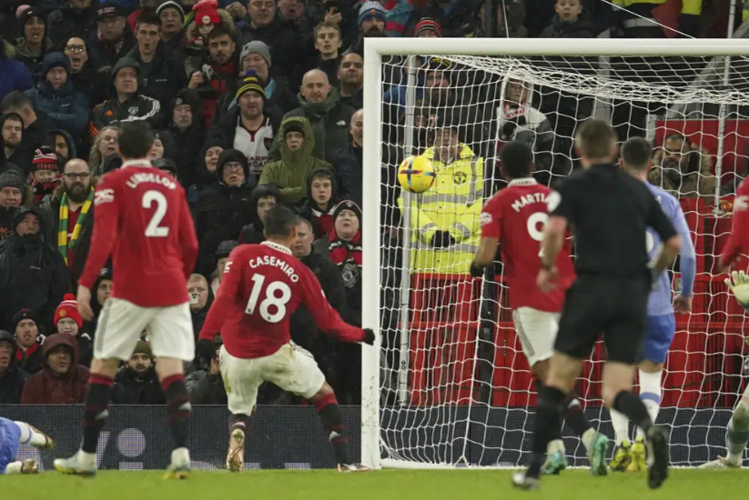Casemiro Manchester United, kedua dari kiri, mencetak gol pembuka selama pertandingan sepak bola Liga Premier Inggris antara Manchester United dan Bournemouth di Old Trafford di Manchester, Inggris, Selasa, 3 Januari 2023. (Dave Thompson)